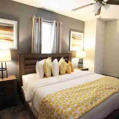 Spacious 3-Bedroom Condo with Golf Views Near Disney Rooms