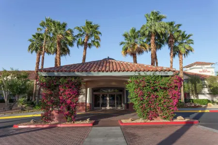 Hilton Garden Inn Palm Springs/Rancho Mirage Отели рядом с достопримечательностью «Обсерватория Ранчо Мираж Лайбрари &»