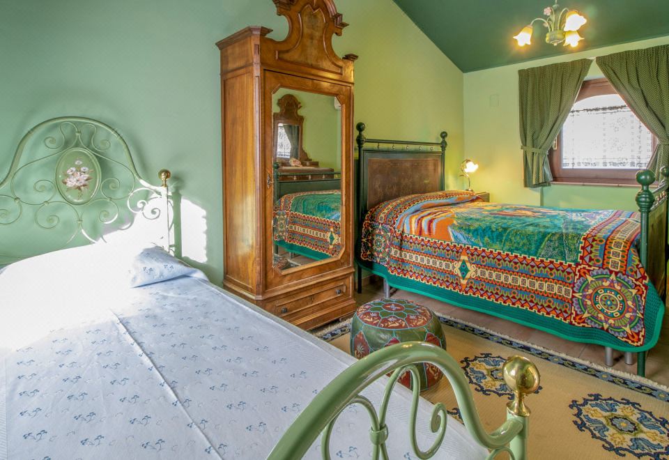 a room with three beds , one of which is a double bed and the other two are twin beds at Messi