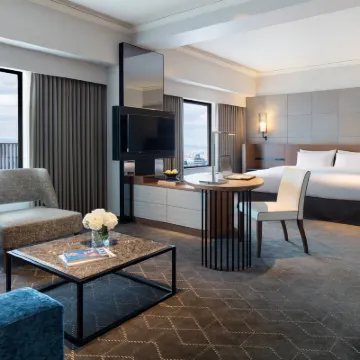 Courtyard by Marriott Shin-Osaka Station Hotels near Yodogawa Ward