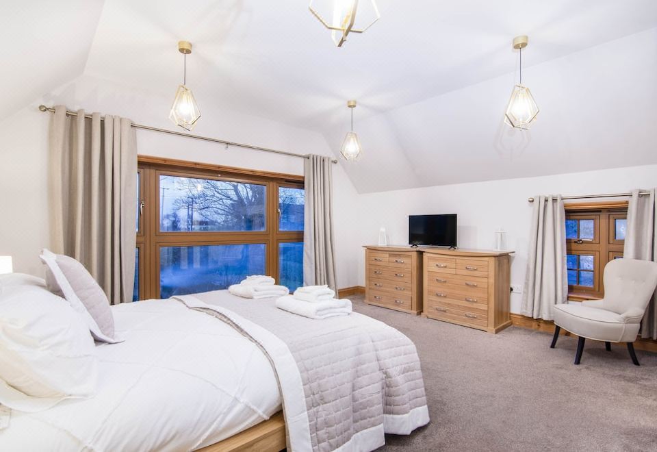 The Coach House -Charming 2 level cottage near beach and town