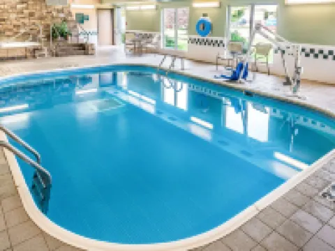 クオリティ イン & スイーツ マンカト イースト マンケートーのホテル