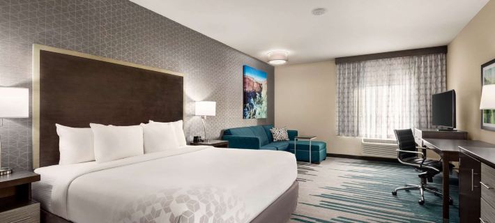 La Quinta Inn & Suites by Wyndham Clovis CA クローヴィスのホテル