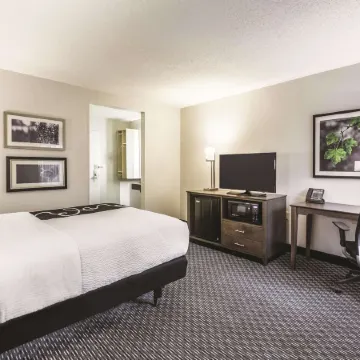 La Quinta Inn & Suites by Wyndham Atlanta Midtown - Buckhead Отели рядом с достопримечательностью «Станция метро "Бакхед"»