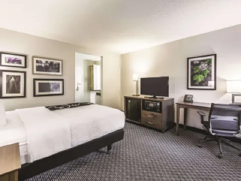 La Quinta Inn & Suites by Wyndham Atlanta Midtown - Buckhead Hotels near Atlanta History Center