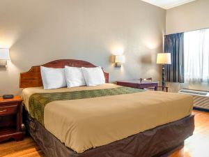 Econo Lodge Inn & Suites