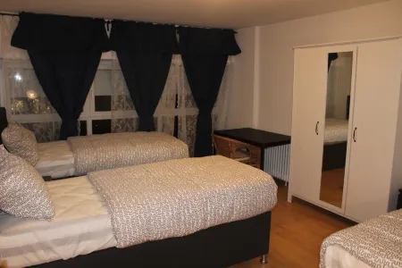 Hotel Garni Emir Отели рядом с достопримечательностью «Кёльнская бизнес-школа»