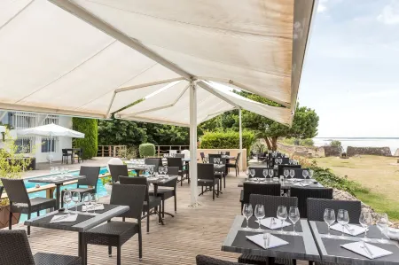 Logis Hôtel Restaurant la Citadelle Отели рядом с достопримечательностью «Villa gallo-romaine»