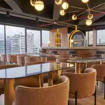 Icon 100 Luxury Apartasuites Dining/Meeting Rooms