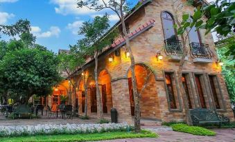 Chateau de Bear Hotel - Housity