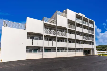 Mr.KINJO Manza Beachfront Отели рядом с достопримечательностью «Aqualuce Chapel»