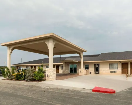 Motel 6 Junction, TX - Llano River