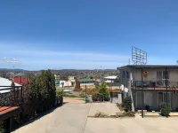 Crest Motor Inn Hotels in Queanbeyan West