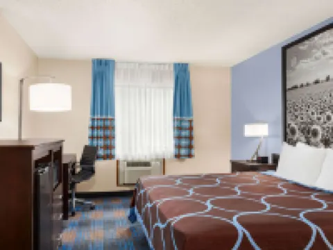 Super 8 by Wyndham Lenexa Overland Park/Mall Area レネックサのホテル