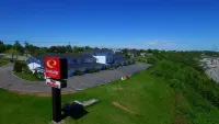 Econo Lodge  Inn & Suites - parking