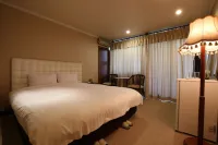 Lake Hills Sokrisan Hotel Hotels near Maebong-san