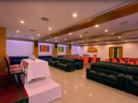 Hi5 Hotel & Experience