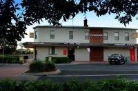 Crossroads Hotel Các khách sạn gần Sân bay Narrabri