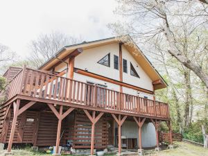 Izu House Luxury Log with Cozy Fireplace