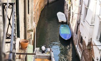 Rialto Corte dei Sansoni Canal View