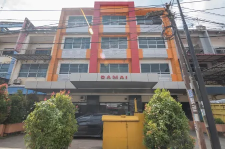 RedDoorz Near Gajah Mada Pontianak Отели в г. Benua Melayu Darat