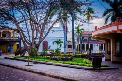 Hotel Marjenny Hotels near Monumento Los Sapos