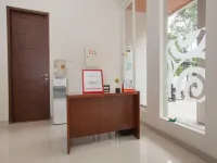 RedDoorz @ Kertajaya Surabaya Hotels in Mojo