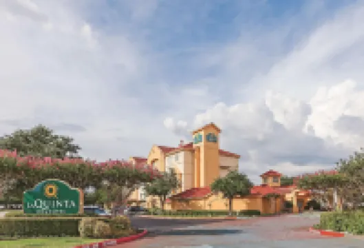 La Quinta Inn & Suites by Wyndham Dallas Arlington South