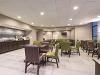 La Quinta Inn & Suites by Wyndham Boston-Andover - breakfast