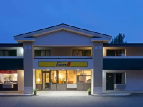 Super 8 by Wyndham White River Junction Hotels in Hartford