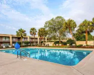 Clarion Inn & Suites Dothan South - piscina