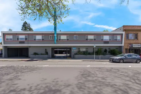 Signature Inn Oakland Отели рядом с достопримечательностью «Crescent Lawn | UC Berkeley»
