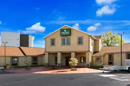 HomeTowne Studios Denver, PA Отели в г. Адамстаун