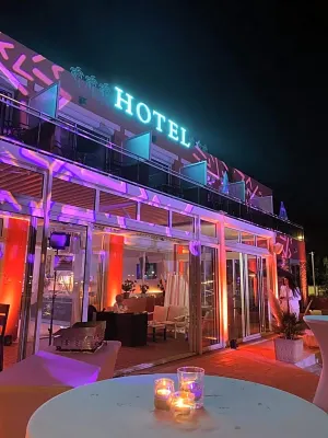 Hôtel - Restaurant La Potinière Hyères Hôtels à proximité de : Capitainerie