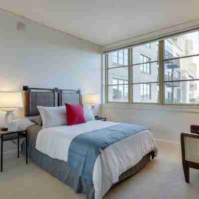 Spacious, Downtown Location – Great for Work and Relaxing! Rooms
