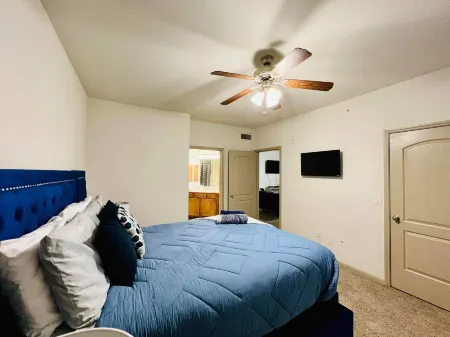 Cozy 2Br Apt in Webster | Home Away from Home!