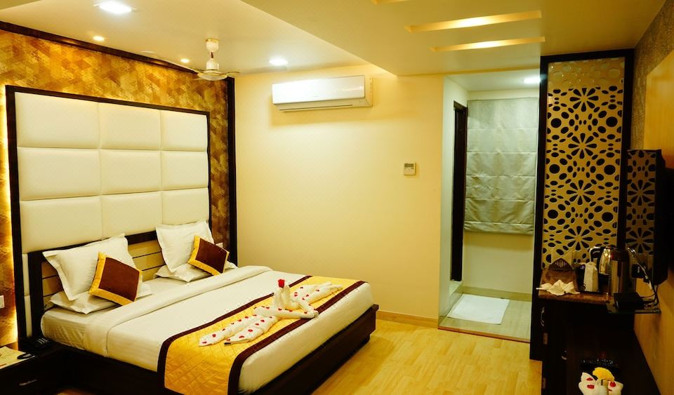 Hotel Golden Laurel Inn 로비