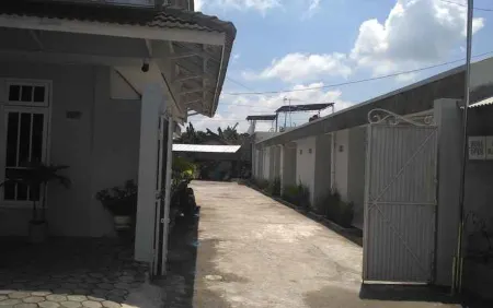 Hotel Wisnu Klaten Отели в г. Prambanan