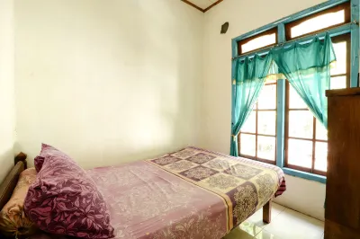Homestay Mbah Parni Hotels near Fanni homestay