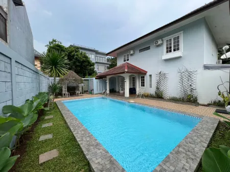 Villa Dago Bandung 4Br with Private Pool (Amethyst P-08) Отели рядом с достопримечательностью «Camping Ground Tebing Keraton»