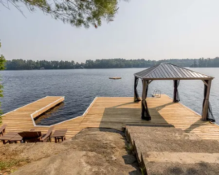 Muskoka Lakeshore Cottage Bliss Hotels in Gravenhurst