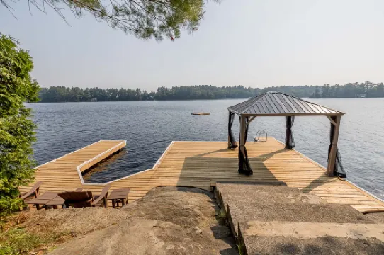 Muskoka Lakeshore Cottage Bliss Hotels in Gravenhurst