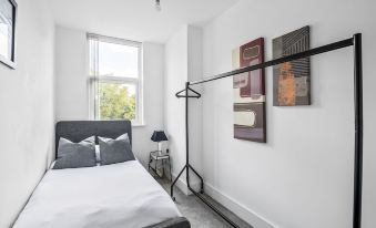 Luxurious 2 Bedroom Apartment with Free Parking