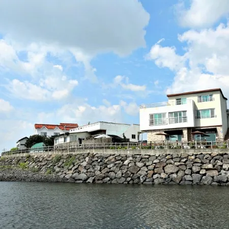 Seogwipo Hesede House Pension Отели рядом с достопримечательностью «Пляж Пёсон»