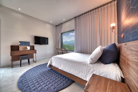 더휴일 풀빌라 수영장 전경