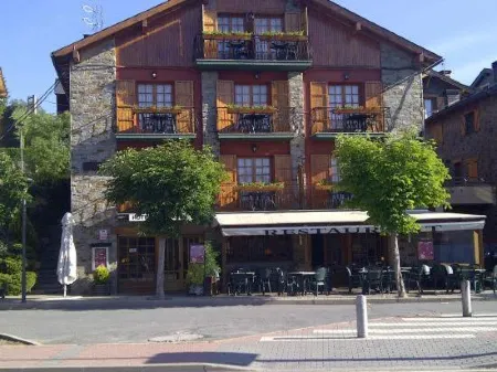 Hotel Esquirol Отели в г. Льивия