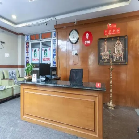 Hotel Sri Shiva Shakti Отели рядом с достопримечательностью «Sri Mukeshwara Swamy Temple, Sri Kalahasti»