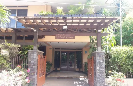 Pondok Asri Family Guest House Отели в г. Gubeng