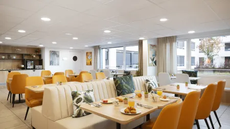 Residhome Nice Aéroport Отели рядом с достопримечательностью «Musee Prieure du Vieux Logis»