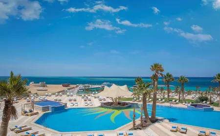Hilton Hurghada Plaza Отели рядом с достопримечательностью «Махмея пляж»
